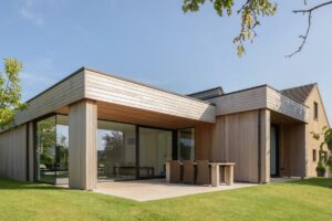 maison contemporaine, bardage bois terrasse bois, menuiseries aluminium internorm brise soleil - Mayenne