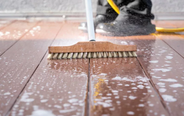 Produits naturels vs produits chimiques : que choisir pour entretenir votre terrasse ?